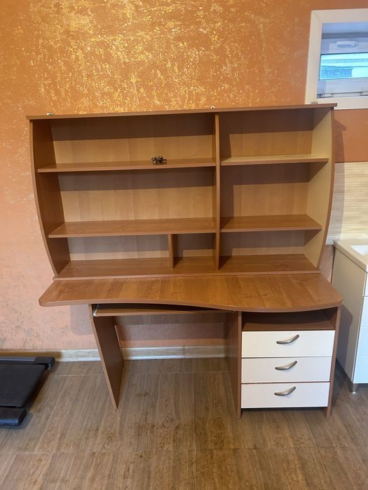 Продам компьютерный стол с полками