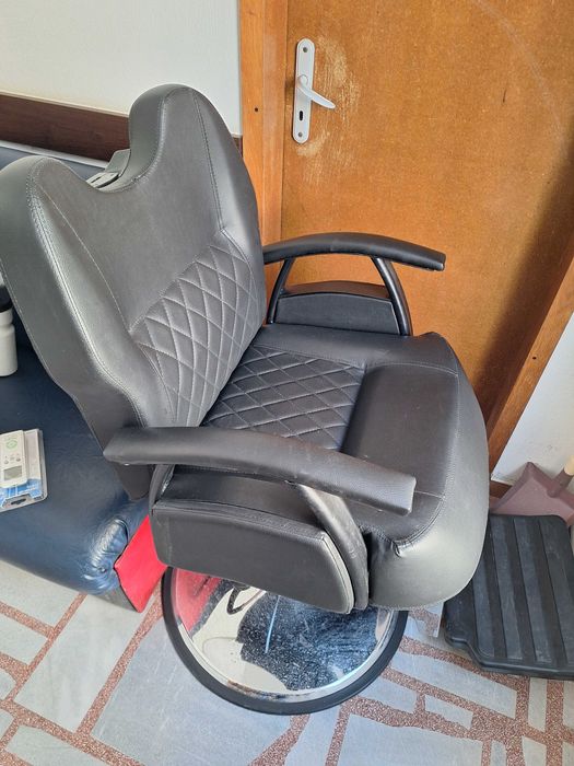 Бръснарски стол използван много запазен без драскотина