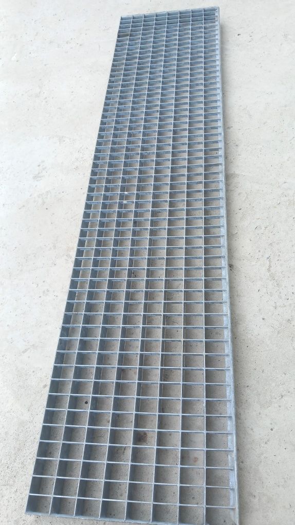 trepte zincate la orice dimensiune pentru scări metalice facem la dim