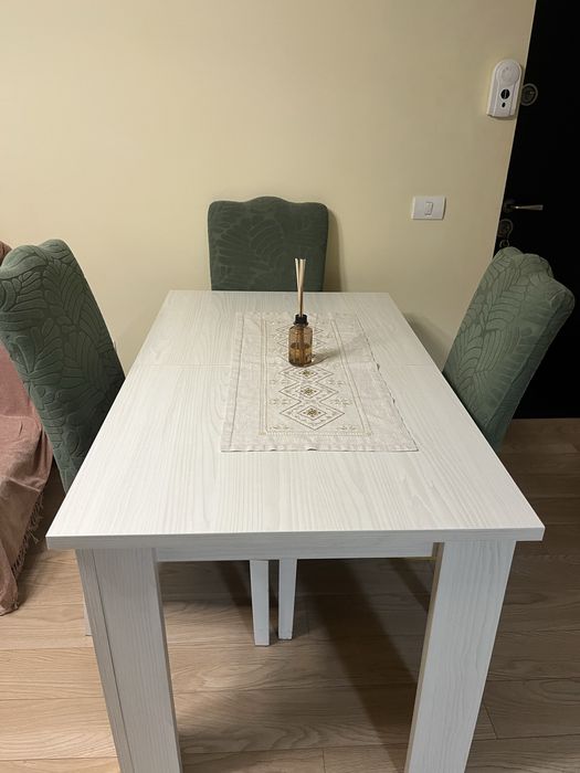 Vand masa extensibila cu 4 sc,in stare foarte buna,folosita cu grija ,