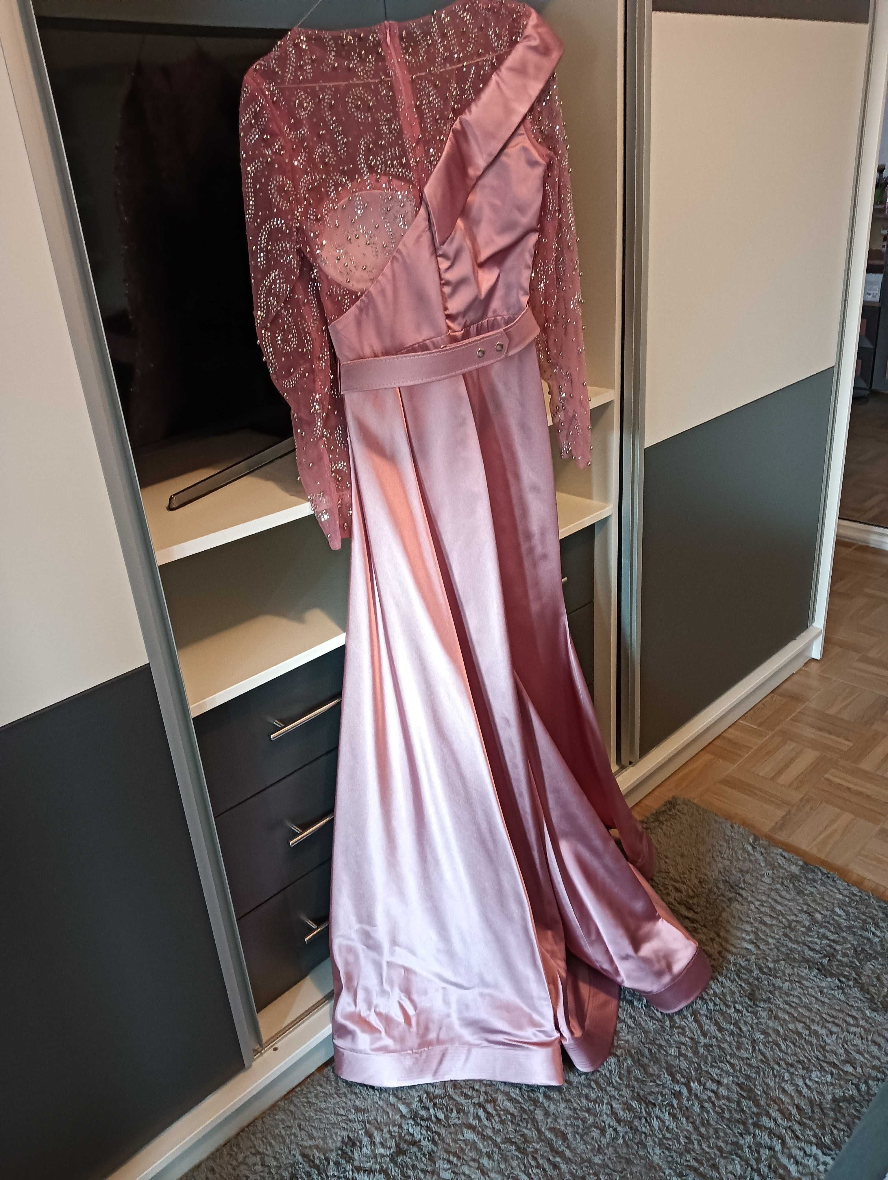 Rochie roz pudra ,măsură 38-40,se vinde.Rochia are și trena.