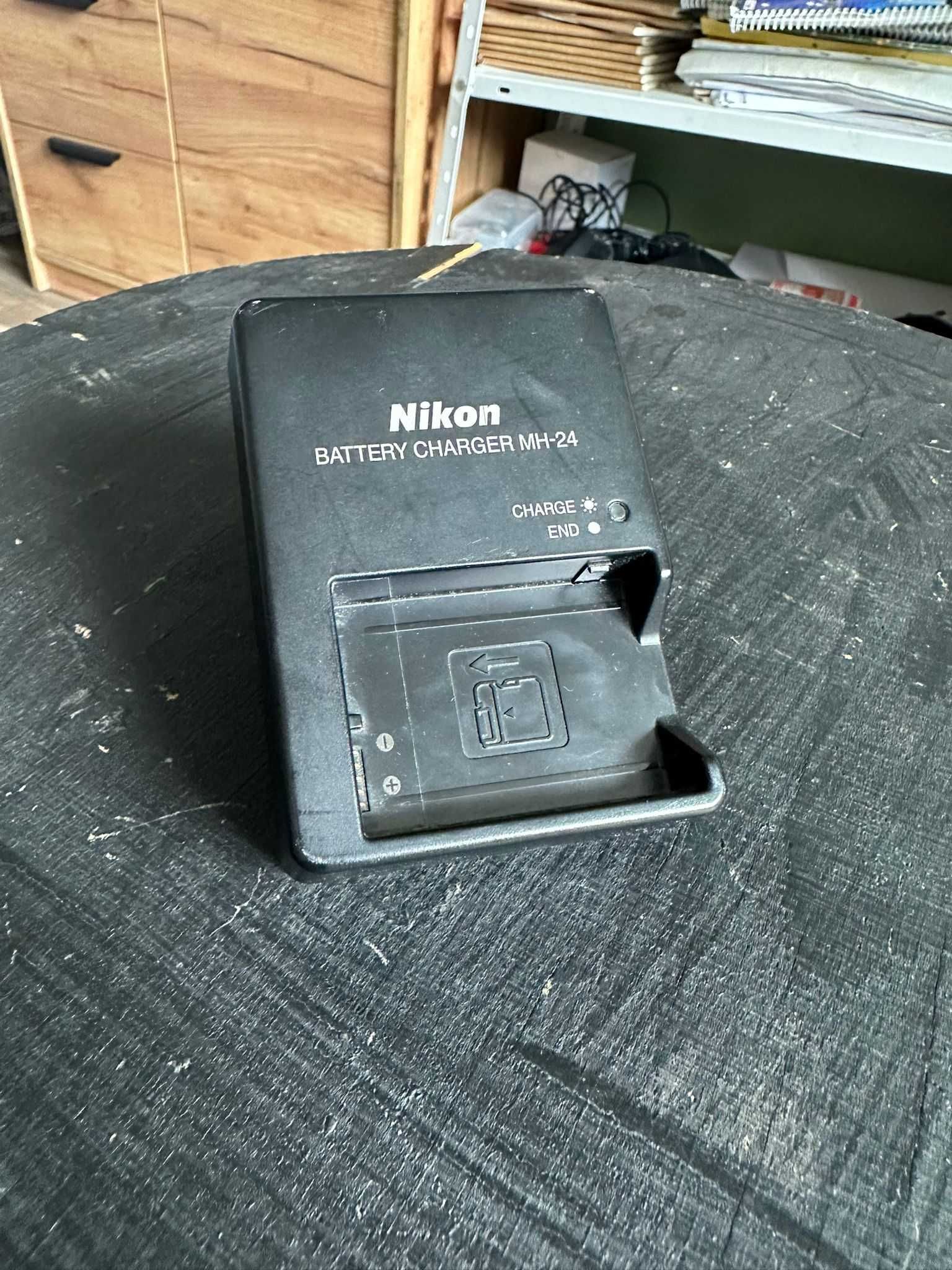 Kit foto DSLR Nikon D3100 cu obiectiv, card și accesorii