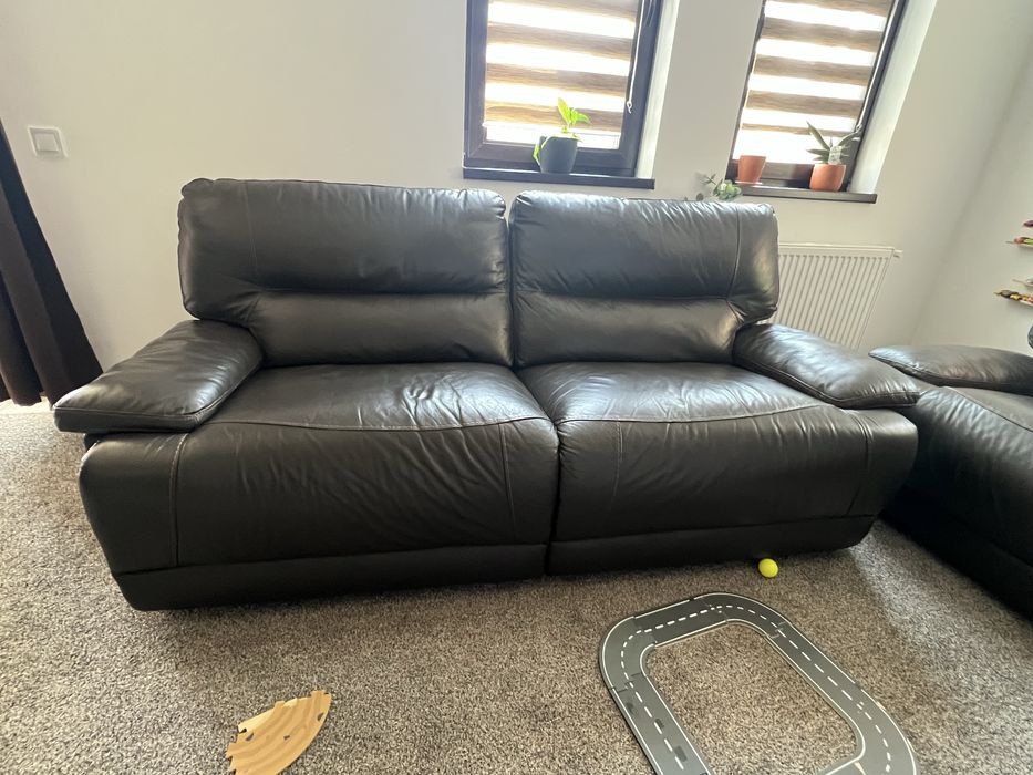 Vand canapea piele stare foarte buna