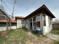 Къща в село Сухозем с двор и гараж