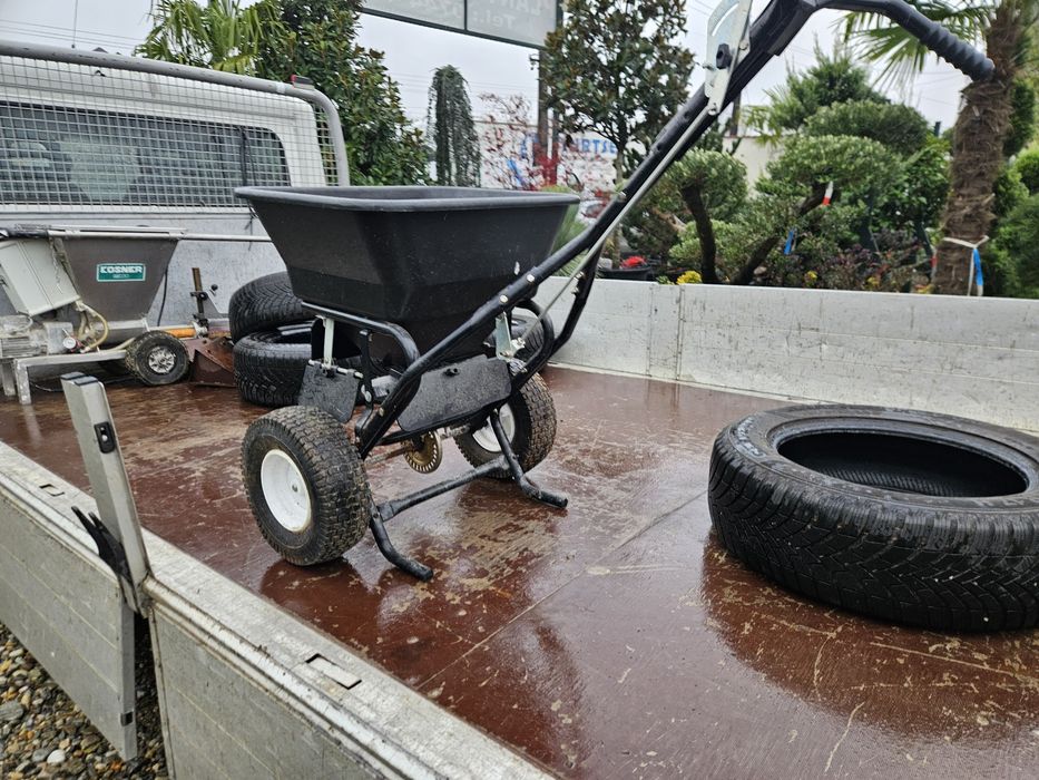 Masina imprastiat ingrasaminte gazon