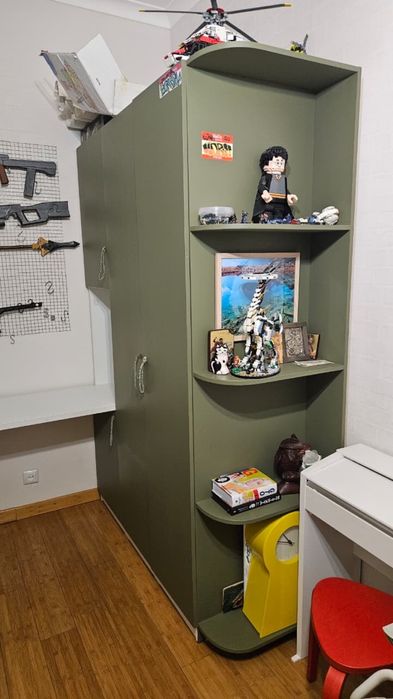 Шкаф со встроенным столом