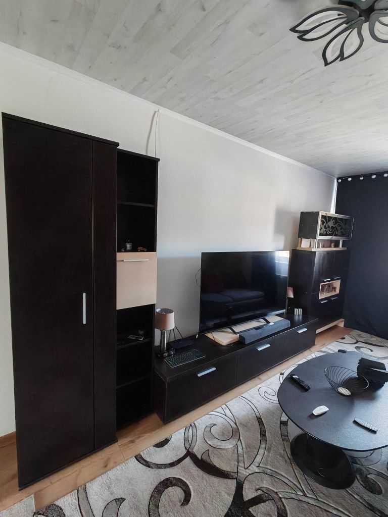 Mobilă Living cu Vitrină Umerașe Rafturi