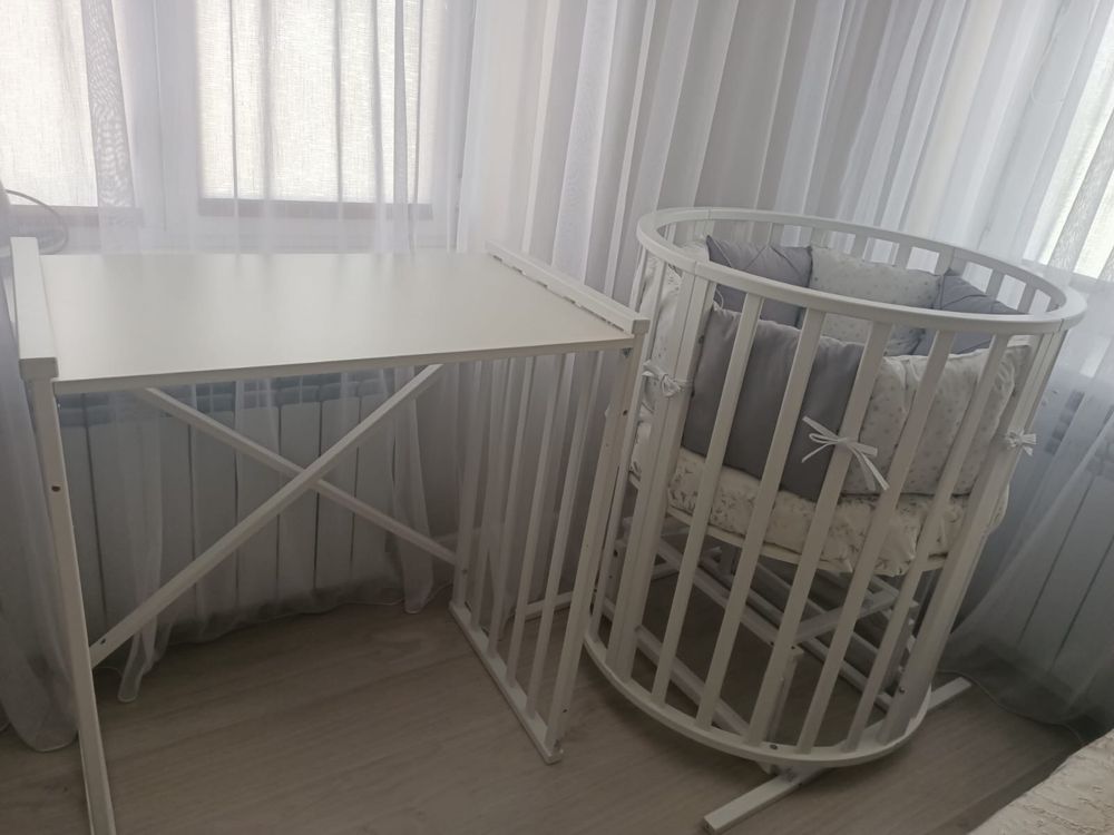 Манеж + бортики+одеяло+матрас+2 простыни+ подушка с маятником