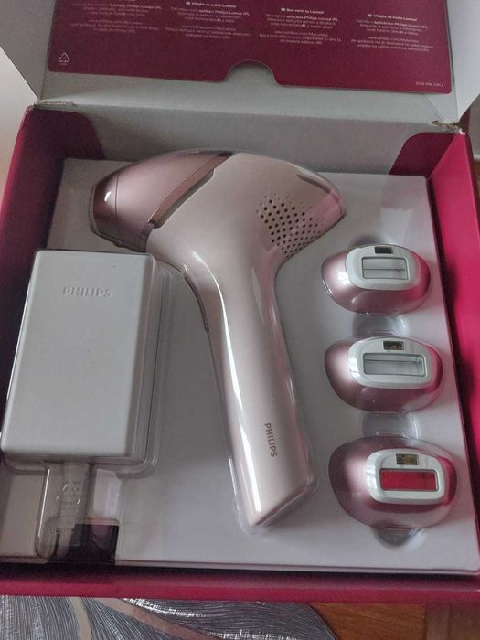 Vând epilator IPL Philips Lumea Seria 9900 BRI977/00 (sigilat).