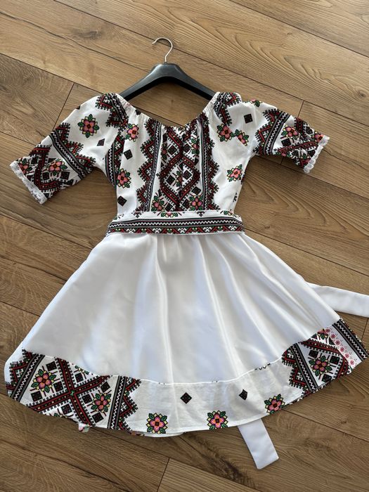 Дамска рокля с шевици