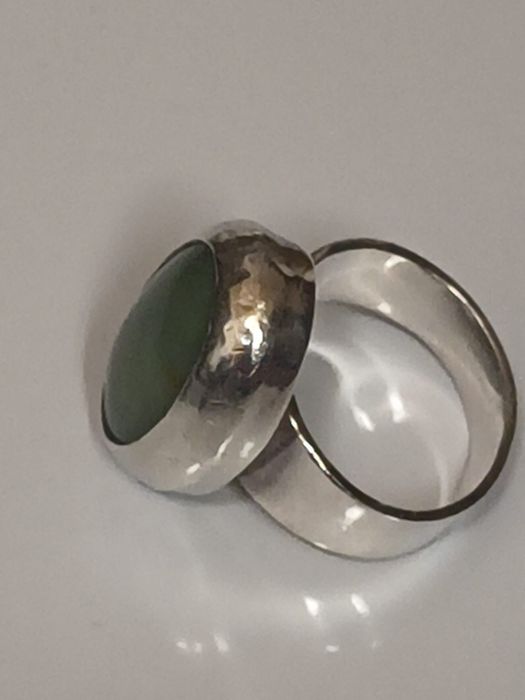 Vând 2 inele de argint cu pietre pretioase