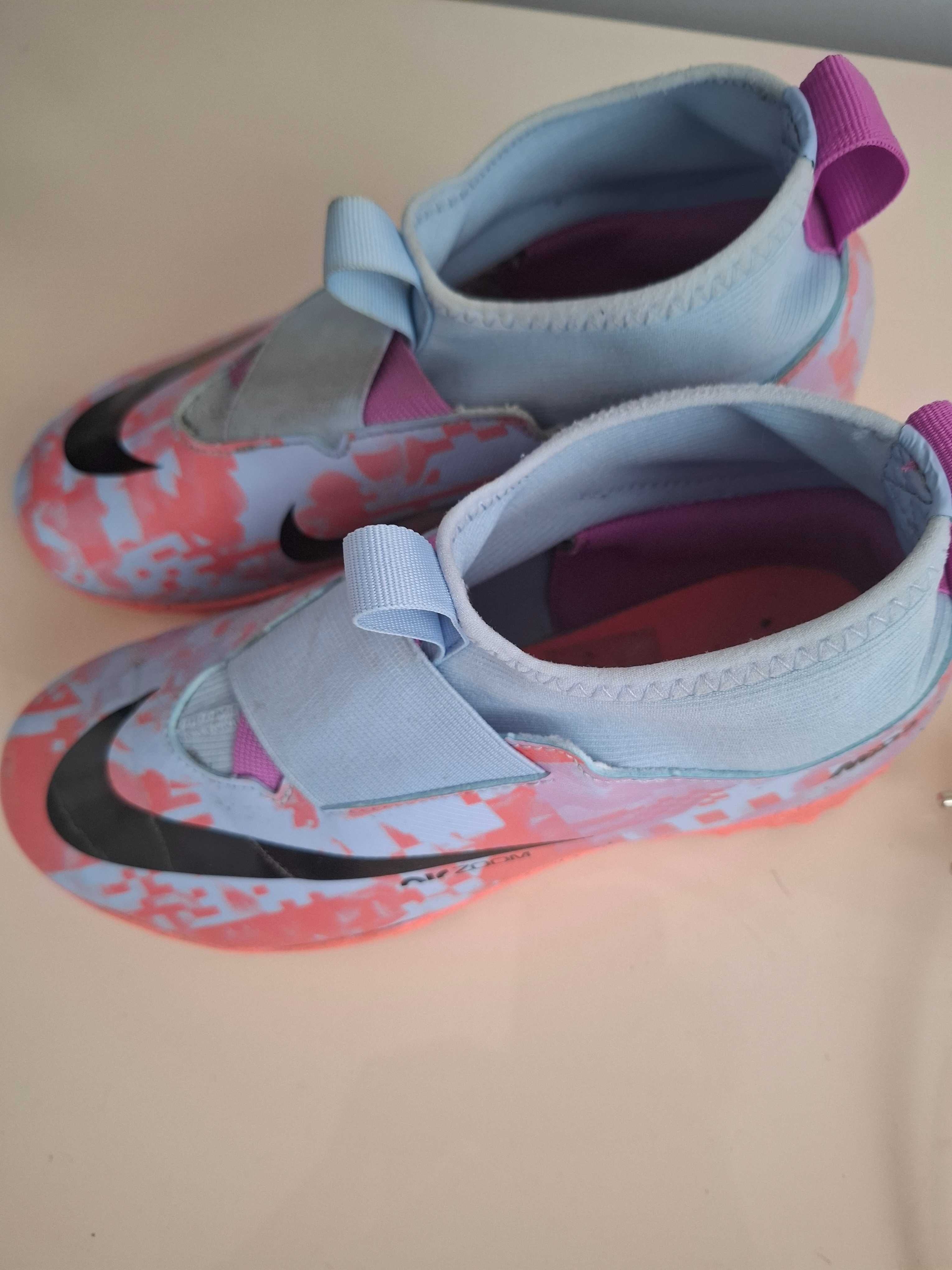 Футболни обувки Стоножки Nike и кори Nike