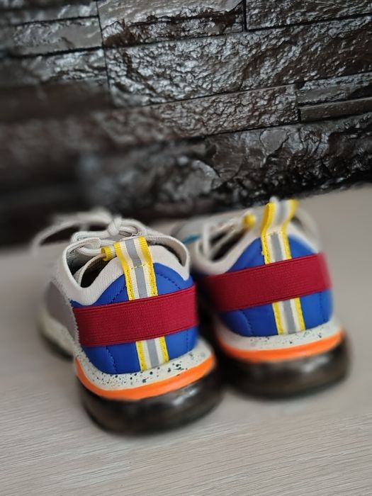 Adidas Predator 32 și Adidași Zara 31