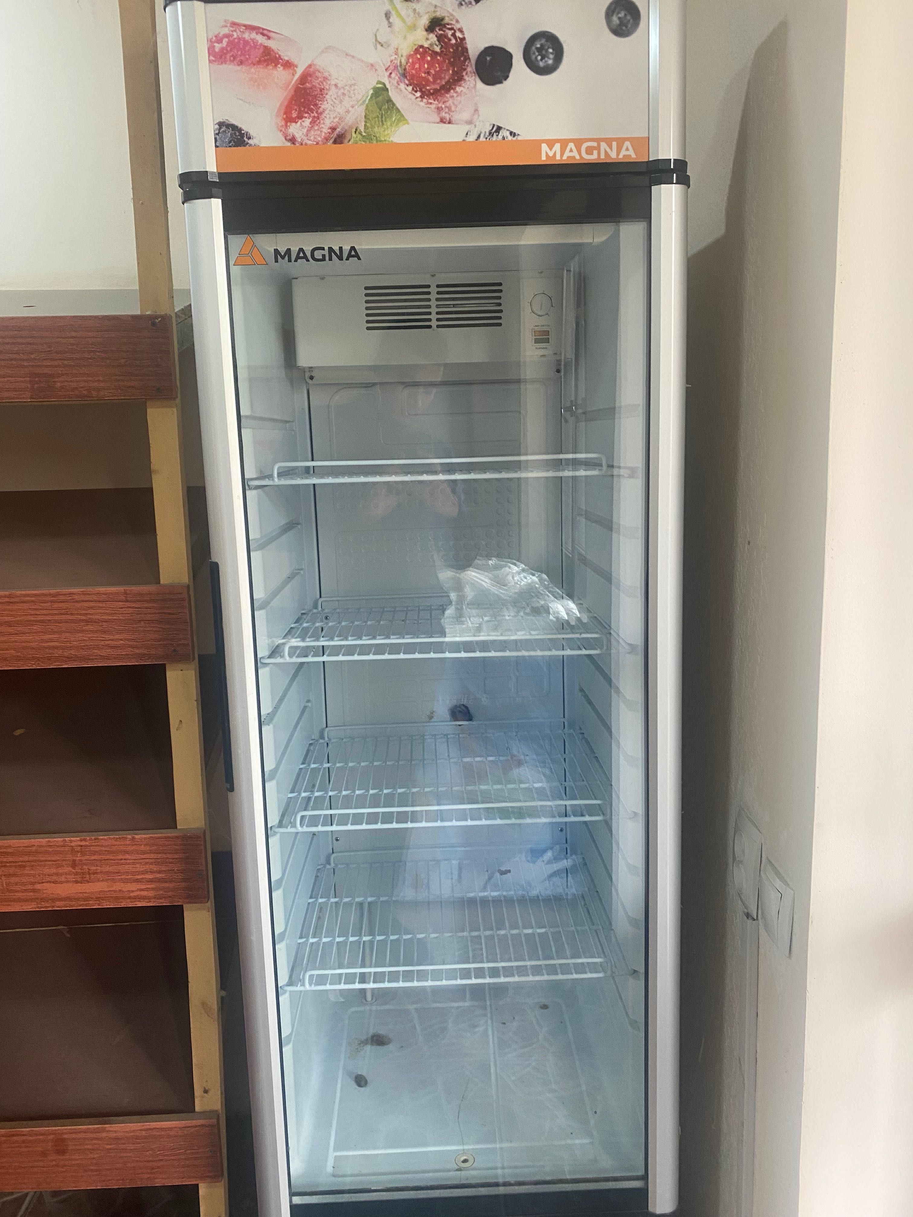 Холодильник витрина для магазина