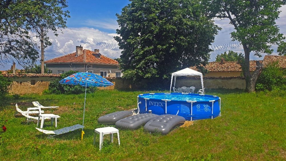 Изцяло реновирана къща за гости с 4 спални, 1.5 дка, 100 км от ВН