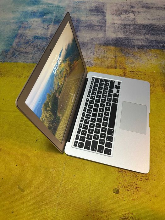 Apple Macbook 2017, sonoma, 32 cicluri, i5 , 8 gb, ssd 256