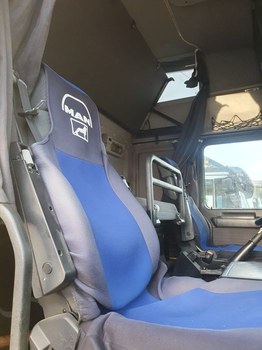 Camion MAN cu macara