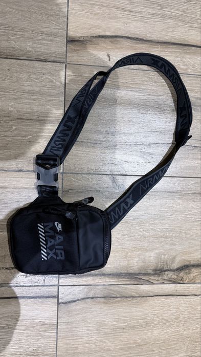 Чанта Nike през рамо Черна SPORTSWEAR ESSENTIALS 1L