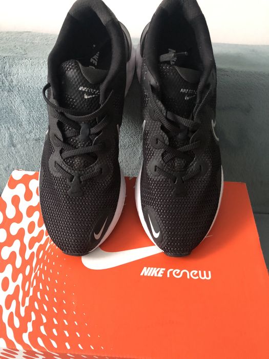 Adidasi nike renew