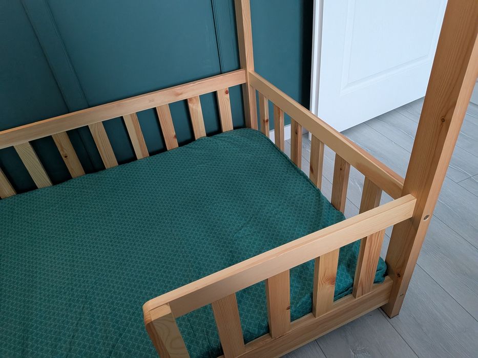 Pat Montessori copii 80x160 cu balustrada si cadru, pin + Saltea spuma