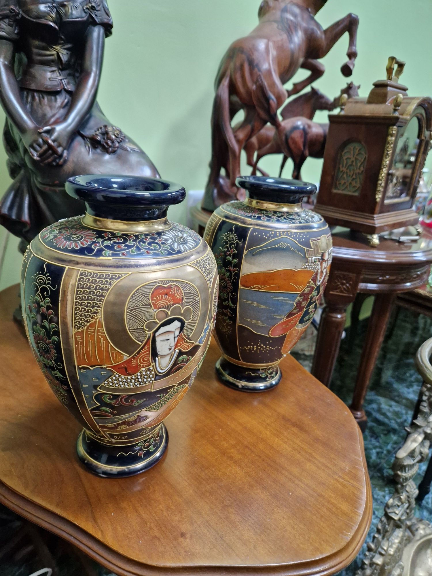 Прекрасен чифт антикварни порцеланови китайски вази