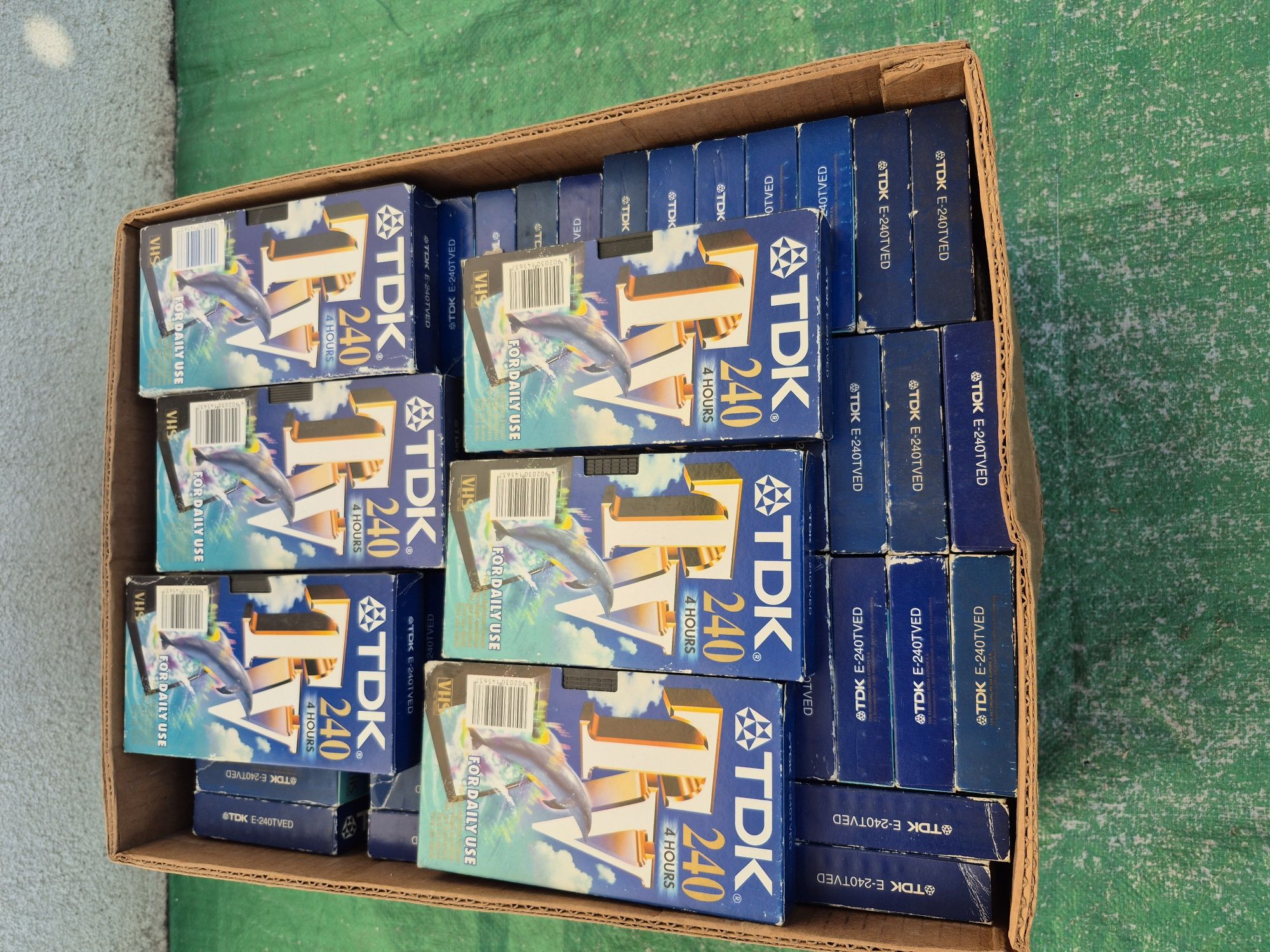 Vând o colecție de 44 casete video VHS originale TDK de 240 minute