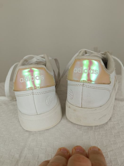 Adidas Grand Court Lifestyle – Бели дамски маратонки с перлени райета