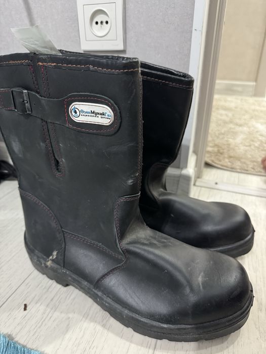 Етіктер 46 размер, 5000 нан беремін. Өзенмұнайгаздыкі.