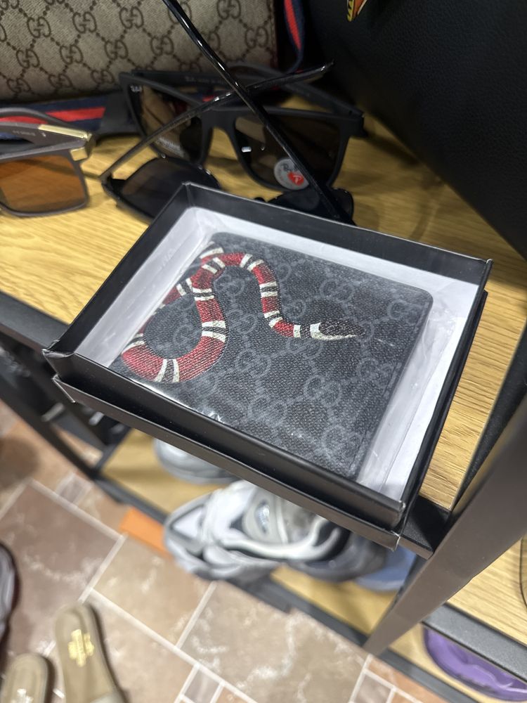 Продавам Кожен партфеил на GUCCI  и Goyard