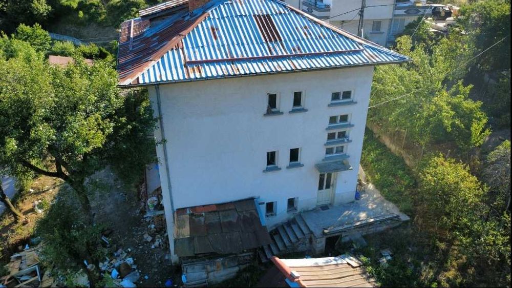 Продавам 3-ри етажна къща с. Момчиловци, на тухла и плочи.