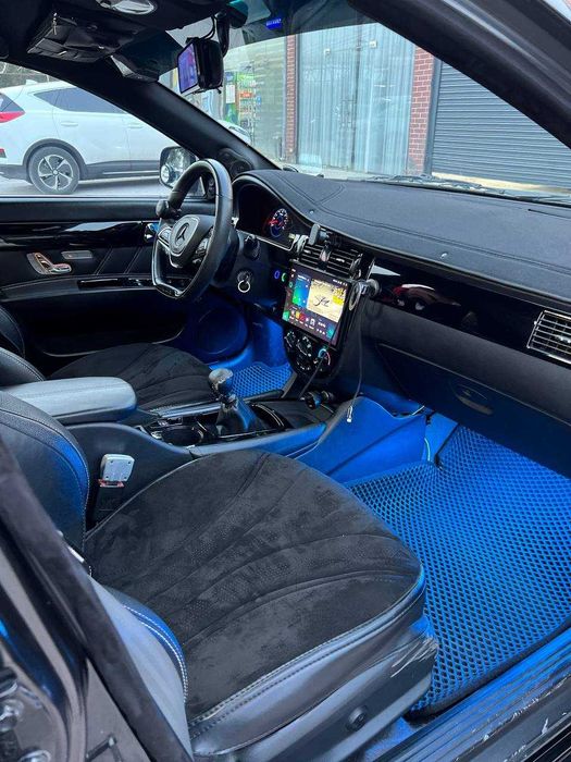 Энтузиасты автомобильного тюнинга.