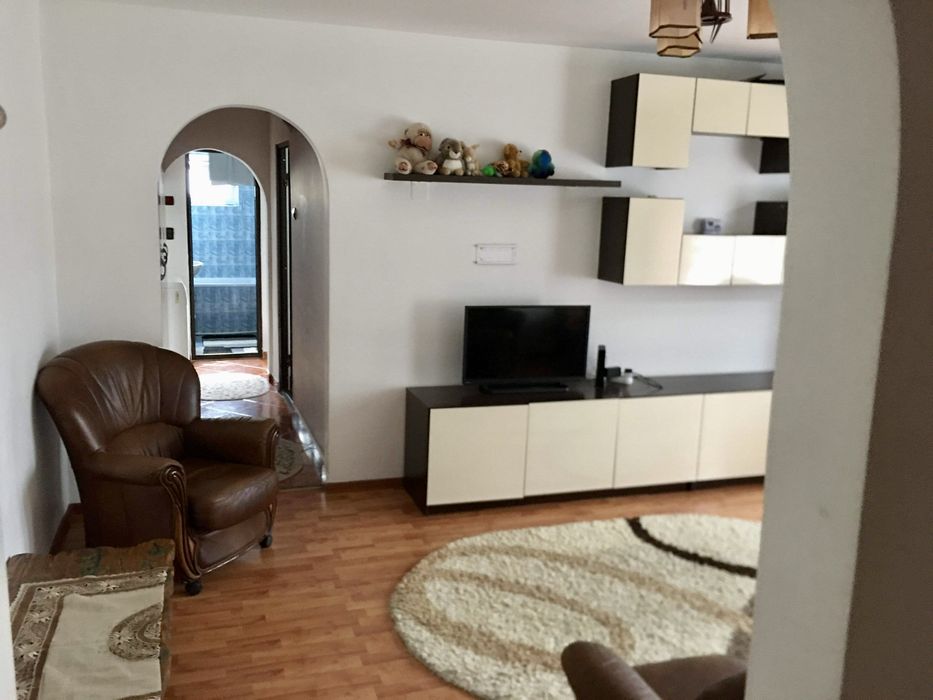 Inchiriere apartament 3 camere Bloc U 1 Mai 300EUR de pe 1 Noiembrie