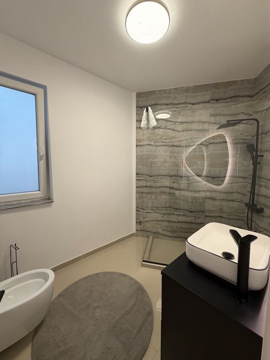 Inchiriez apartament 3 camere zona vivo/bmw parcare subterana