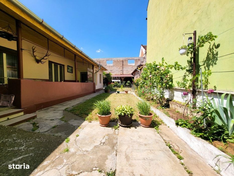 Casa 8 Camere, 3 Apartamente, Singur in curte