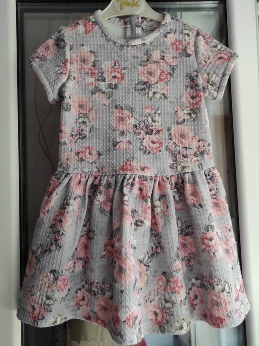 Платья на девочку в отличном состоянии.