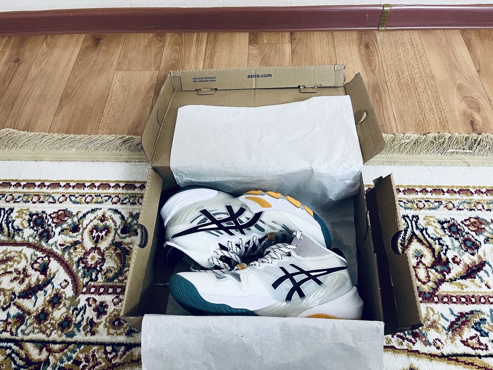 Продоется кроссовки asics