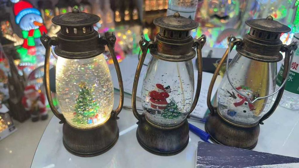 Ретро LED коледен фенер с падащ сняг