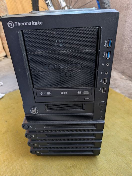 Vând carcasă Thermaltake Level 10 GTS neagră cu sursa Enermax