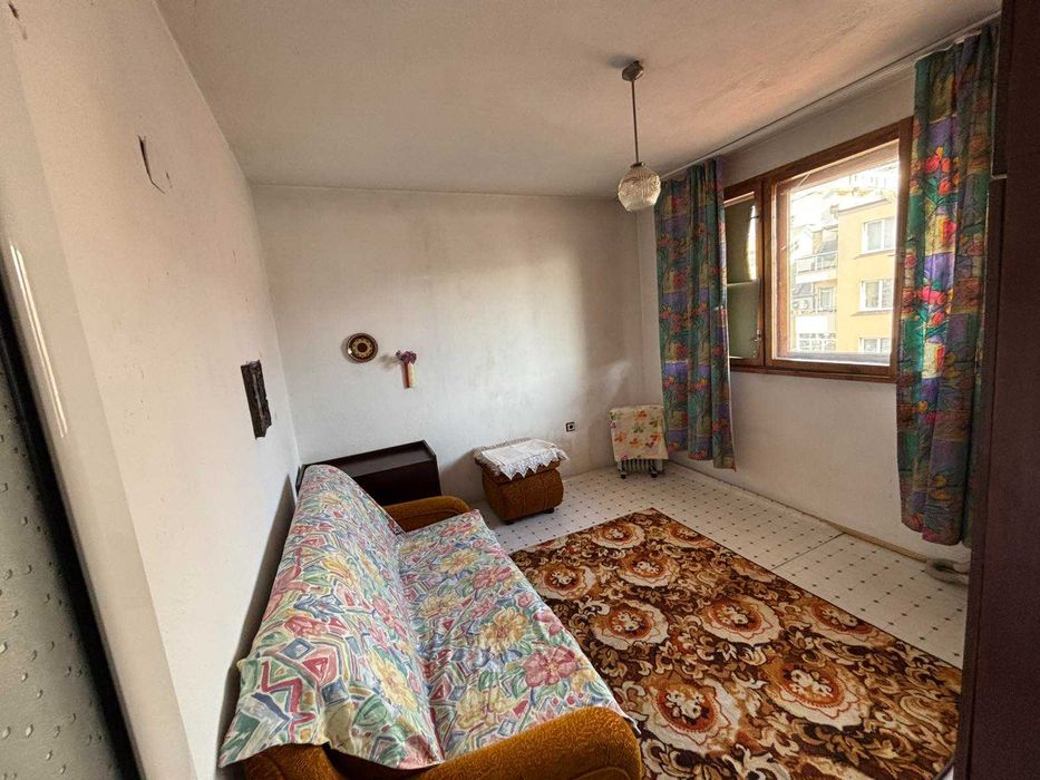 Продава двустаен с голяма тераса-хол в широк център