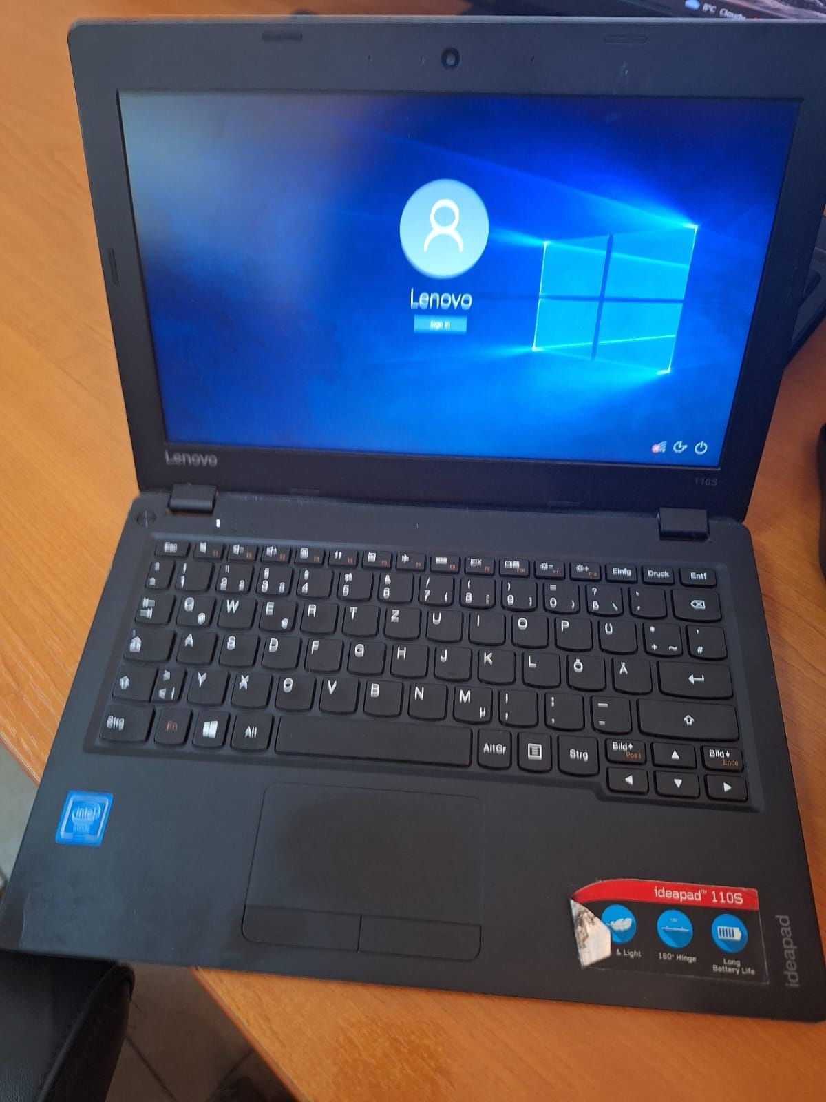 Laptop mini,intel,bateria 5 ore ,ssd 32+card 32 mai are loc pt un ssd