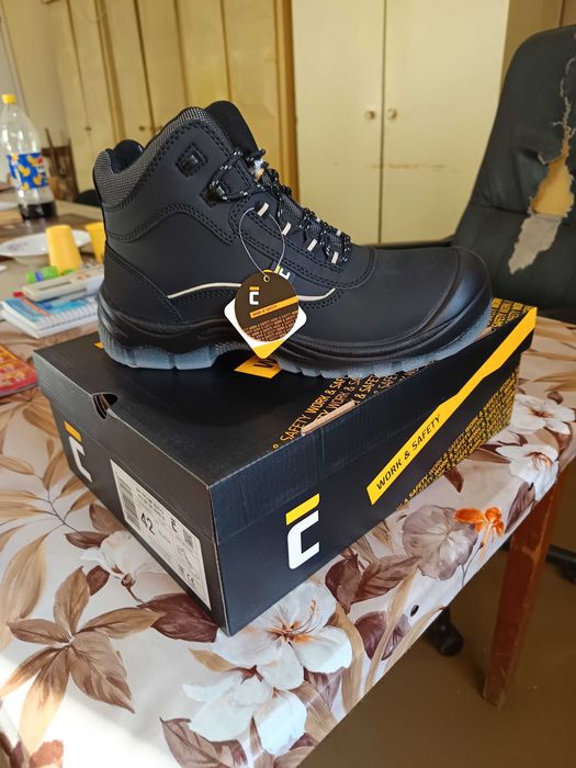 Работни обувки с метално бомбе и пластина размер 42