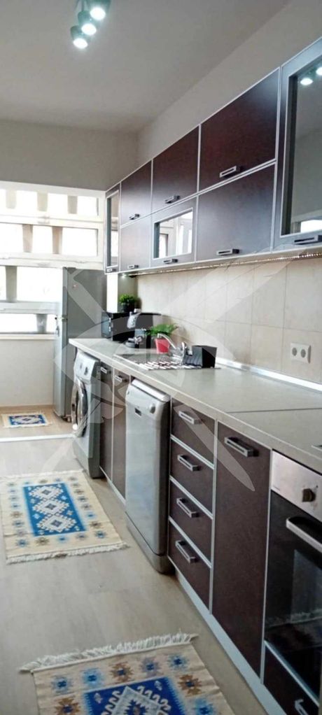 Дава се под наем Тристаен апартамент в Варна, Център - 120 кв.м за 900 € - Снимка #2