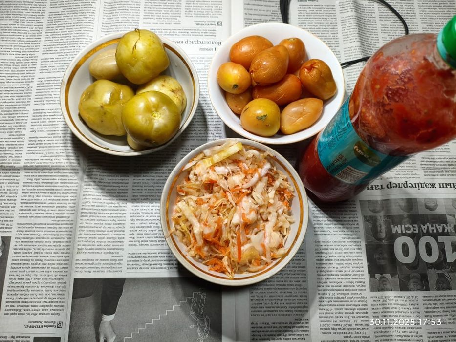 Помидоры красные ,зелёные ,квашеная капуста - бочковые .Огонёк.  Все п