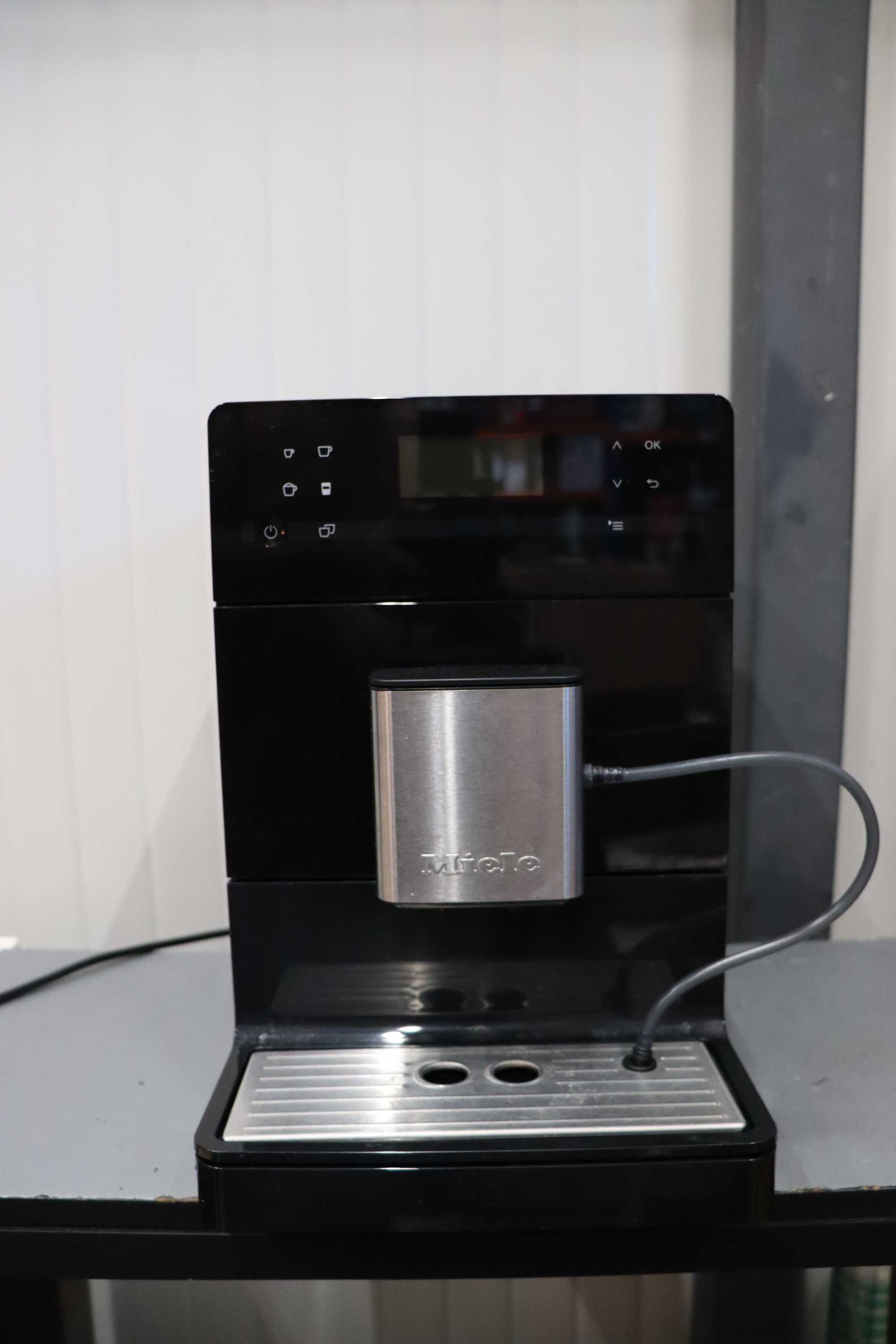 Автоматична кафемашина Miele CM5 OneTouch for Two, AromaticSystem