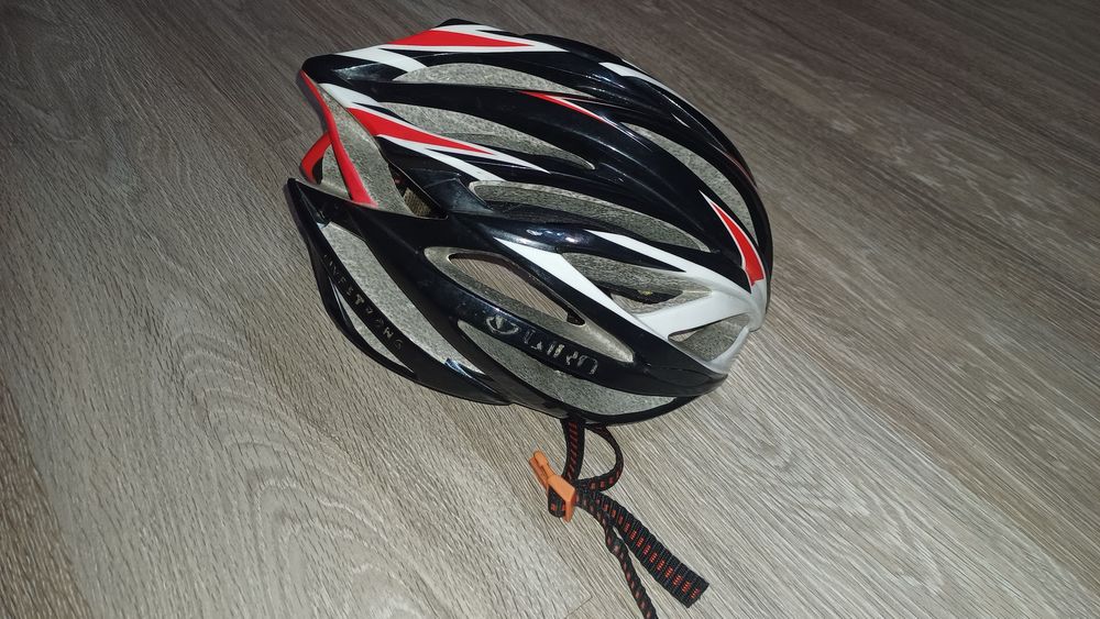 Продаётся велосипедный шлем Giro. Есть трещина но состояние нормальное