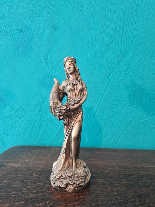 Статуетки на Фортуна и Темида