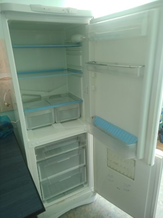Продам холодильник Indesit