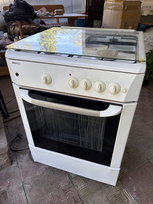 Газовая плита BEKO с подсветкой и поджигом.