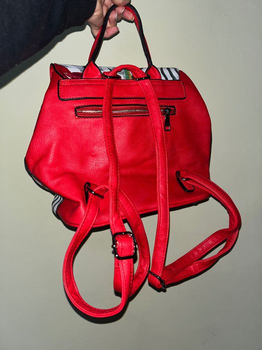 Vând ghiozdănel roșu înflorat