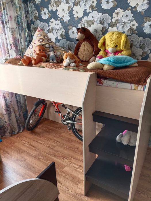 Продам кровать с полками